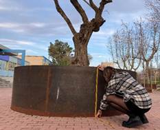 Un hombre sentado en una banca de madera en un parque

Descripción generada automáticamente con confianza baja
