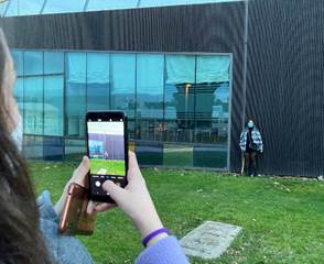 Persona sosteniendo teléfono celular en el pasto

Descripción generada automáticamente con confianza media