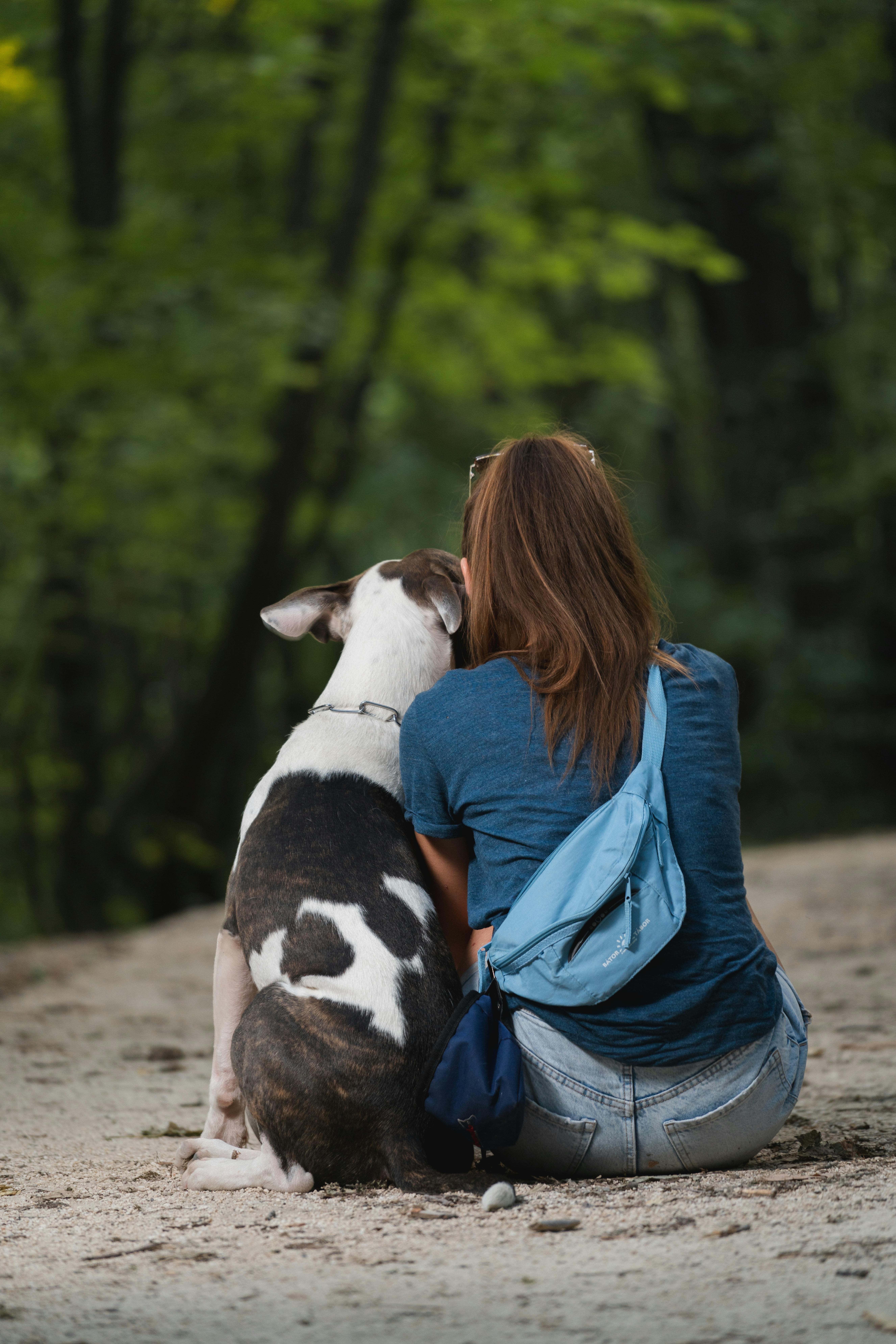 Foto de Tibor Szabo de Pexels: https://www.pexels.com/es-es/foto/mujer-bosque-animal-perro-18183816/